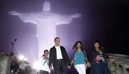 Turismo. O presidente dos EUA, Barack Obama, a primeira-dama Michelle e as filhas Malia e Sasha (esquerda) visitam a estátuda do Cristo Redentor, no Rio