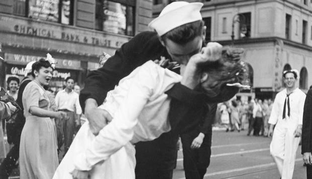 Dia da Vitória. Em Nova York, na Times Square, marinheiro beija enfermeira após a rendição do Japão, em agosto de 1945, e o fim da Segunda Guerra Mundial