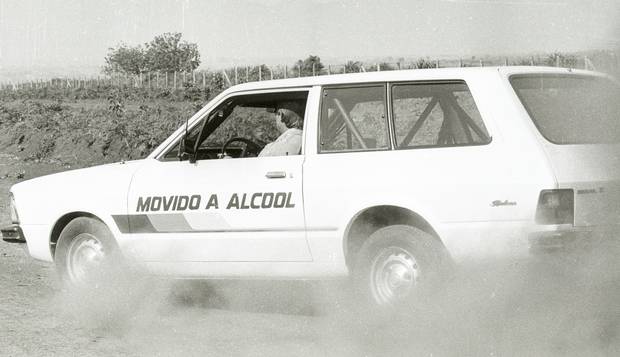 Movido a álcool. A inscrição na antiga Ford Belina fez parte de uma estratégia do governo para divulgar o novo combustível