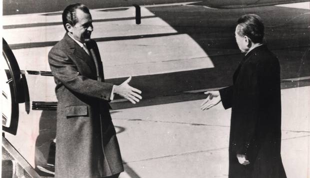 Reaproximação. O presidente Nixon e o premier chinês Chou En-lai se encontram no aeroporto de Pequim