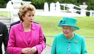 Poder. A rainha Elizabeth II (à direita) conversa com Mary McAleese, presidente irlandesa, no primeiro dia da histórica visita à Irlanda