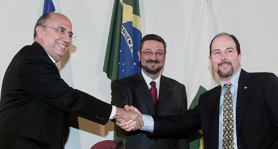 Banqueiro do PT. Henrique Meirelles, 25º presidente do Banco Central, cumprimenta seu antecessor, Arminio Fraga. Ao centro, o ministro da Fazenda, Antonio Palocci