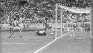 Gol. Careca abre o placar no jogo contra a França, no estádio Jalisco de Guadalajara, pelas quartas de final da Copa do México