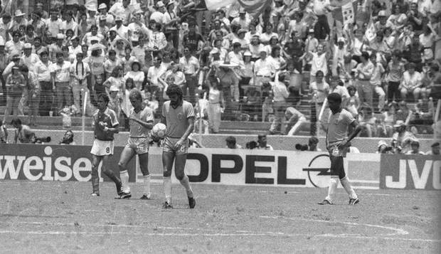 Decepção. Sócrates (com a bola), Alemão (à esquerda) e Júlio Cesar após o gol da França: empate no tempo normal e derrota nos pênaltis