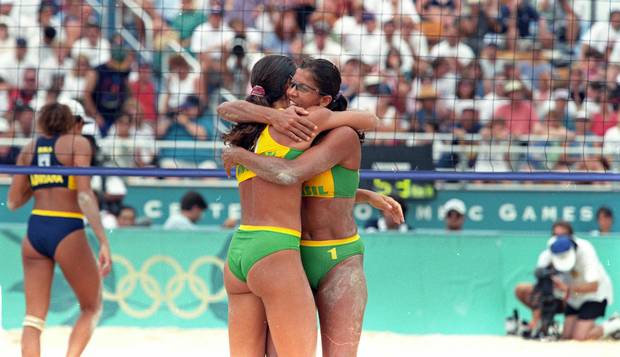 Jogos de Atlanta. Jacqueline e Sandra Pires se abraçam após a conquista do primeiro ouro olímpico do Brasil no vôlei de praia