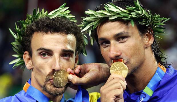 Jogos de Atenas. Dupla mais vencedora a história do vôlei de praia brasileiro, Emanuel (à esq.) e Ricardo celebram conquista do ouro olímpico