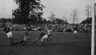 Estreia. Nos Jogos de Helsinque, em 1952, na primeira participação da seleção brasileira de futebol numa Olimpíada, o time venceu Luxemburgo por 2 a 1: na foto, o atacante Vavá faz um gol que não valeu, anulado por ter usado a mão