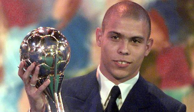 Troféu. Ronaldo recebe, pelo segunda vez, a taça de melhor jogador do mundo