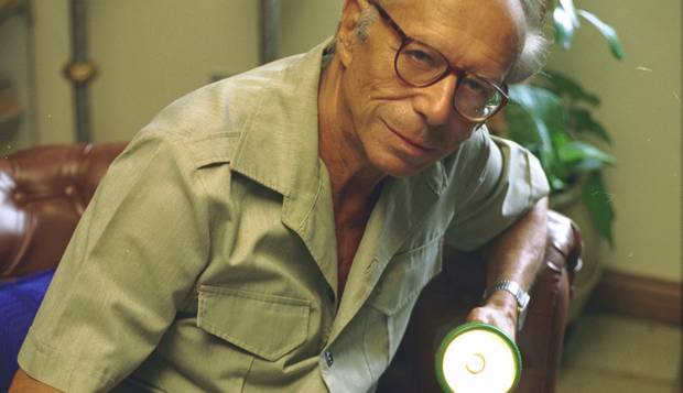 Liberal. Roberto Campos, economista, diplomata, político e escritor: na foto, aos 77 anos, faz referência ao livro “A lanterna na popa”