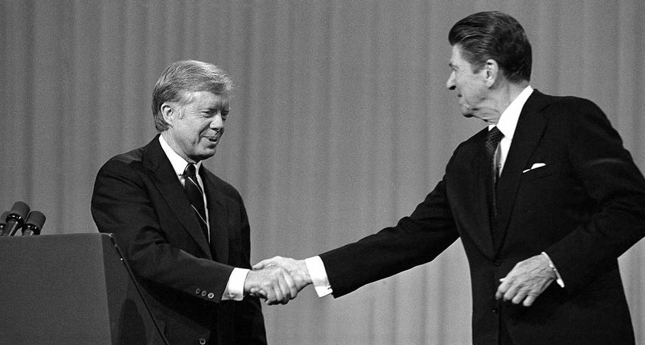 Campanha presidencial. Jimmy Carter cumprimenta o candidato republicano Ronald Reagan, após debate no Cleveland Music Hall