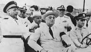 Brasil-Estados Unidos. O presidente dos EUA, Franklin Roosevelt (ao lado do motorista), no Brasil com o presidente Getúlio Vargas: política de boa vizinhança