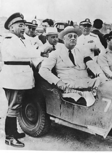 Brasil-Estados Unidos. O presidente dos EUA, Franklin Roosevelt (ao lado do motorista), no Brasil com o presidente Getúlio Vargas: política de boa vizinhança