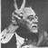 Novo Acordo. Roosevelt faz o sinal de vitória, símbolo do New Deal, a política contra os efeitos da Grande Depressão pós-crash da Bolsa de Nova York, em 1929: presidente também criou direitos para proteger os mais pobres