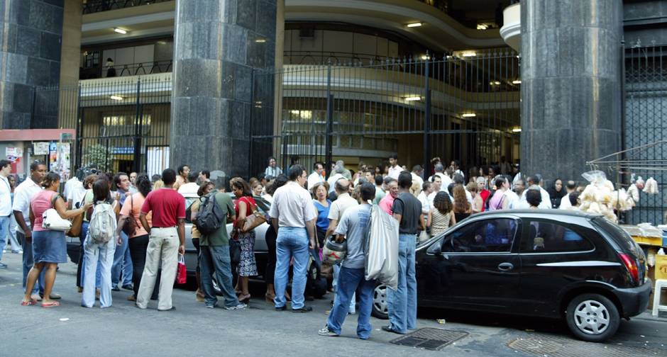 Ameaça de bomba. Funcionários do Ministério da Saúde e de outras empresas se aglomeram na porta do prédio, na Rua México, por causa da denúncia de que uma granada teria sido deixada no nono andar do edifício