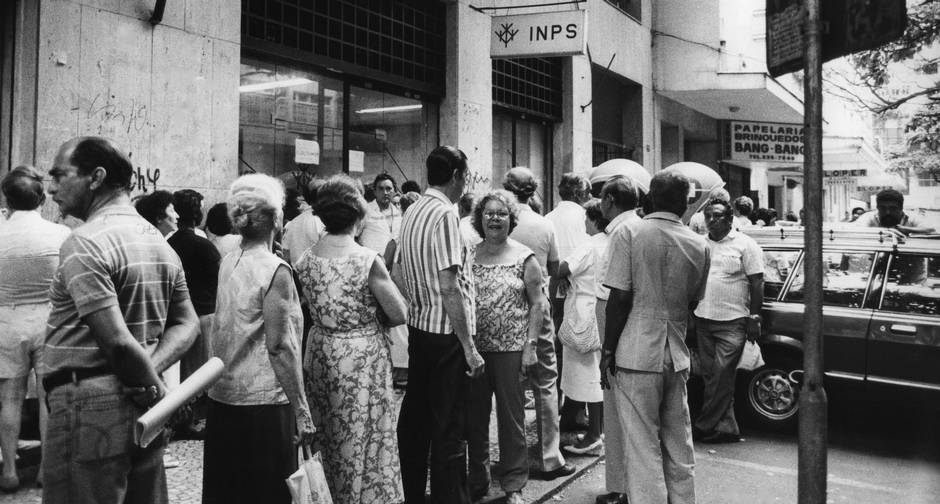 Previdência. Posto do INPS na Rua Raimundo Correia, em Copacabana: aposentados fazem fila na rua para receber benefícios