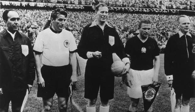 Milagre de Berna. Capitães Fritz Walter e Ferenc Puskás na final da Copa do Mundo de 1954, quando a Alemanha derrotou a Hungria por 3 a 2