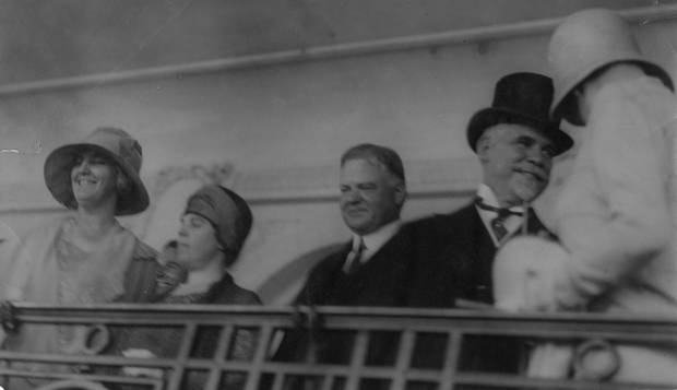 Tribuna. No Hipódromo da Gávea, no Rio, as primeiras-damas e os presidentes dos EUA, Herbert Hoover (ao centro), e do Brasil, Washington Luís (de cartola)