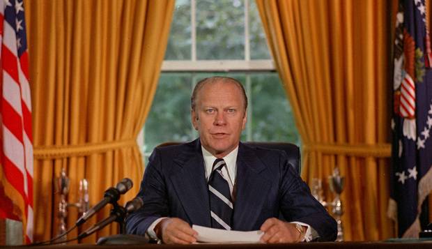 Ford (1974-1977). Gerald Ford lê uma proclamação na Casa Branca que concede ao ex-presidente Richard Nixon "perdão total, livre e absoluto" para todos os "delitos contra os Estados Unidos", durante o período de sua presidência