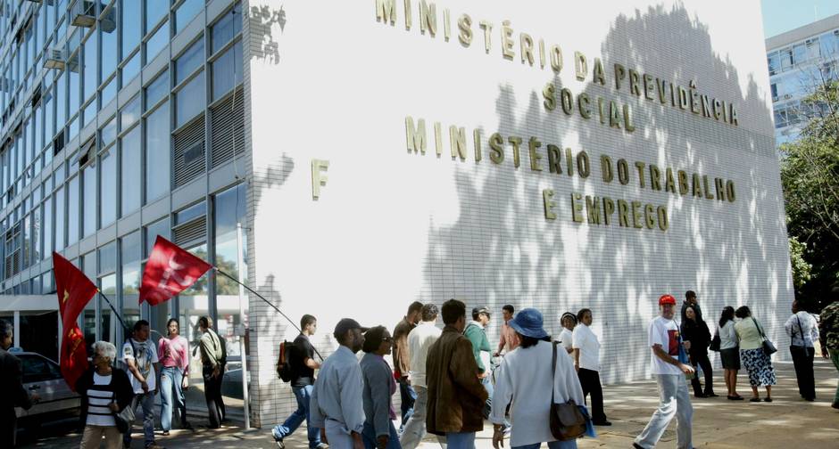 Protesto. Manifestação de servidores públicos em frente ao Ministério da Previdência Social, em Brasília