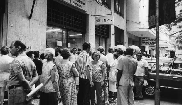 Previdência. Posto do INPS na Rua Raimundo Correia, em Copacabana: aposentados fazem fila na rua para receber benefícios