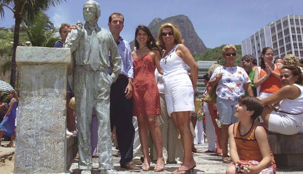 Homenagem. Na inauguração do monumento no Leblon, o filho de Zózimo Barroso do Amaral, Fernando, junto à estátua, e a mãe, Marcia do Amaral. Ao centro, a amiga Cristina Severiano Ribeiro