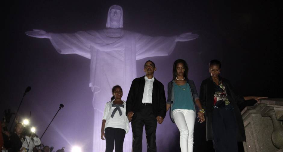 Visita presidencial. O então presidente dos EUA, Barack Obama, a mulher, Michelle, e as filhas, Sasha e Malia, visitam o ícone