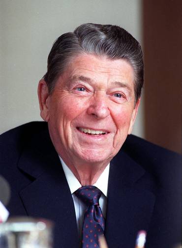 Ronald Reagan (1981-1989). Seus oito anos na Casa Branca foram marcados pelo forte rearmamento dos EUA para fazer frente à suposta ameaça soviética em plena Guerra Fria, como programa Guerra nas Estrelas. Reagan construiu fortes alianças políticas, sobretudo com a então primeira-ministra britânica Margaret Thatcher, a quem deu apoio no conflito entre a Grã-Bretanha e a Argentina pelas ilhas Malvinas. Acabou assinando, com o presidente da URSS, Mikhail Gorbachev, acordo para a eliminação de armas nucleares