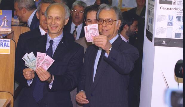 Plano Real. Na Caixa, o ministro Rubens Ricupero e o presidente Itamar Franco mostram as notas do real, no lançamento da moeda