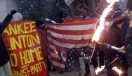 Contra os EUA. Manifestantes exibem cartaz, em que mandam o presidente Bill Clinton para casa, e queimam a bandeira americana, protestando contra o Fórum Econômico Mundial