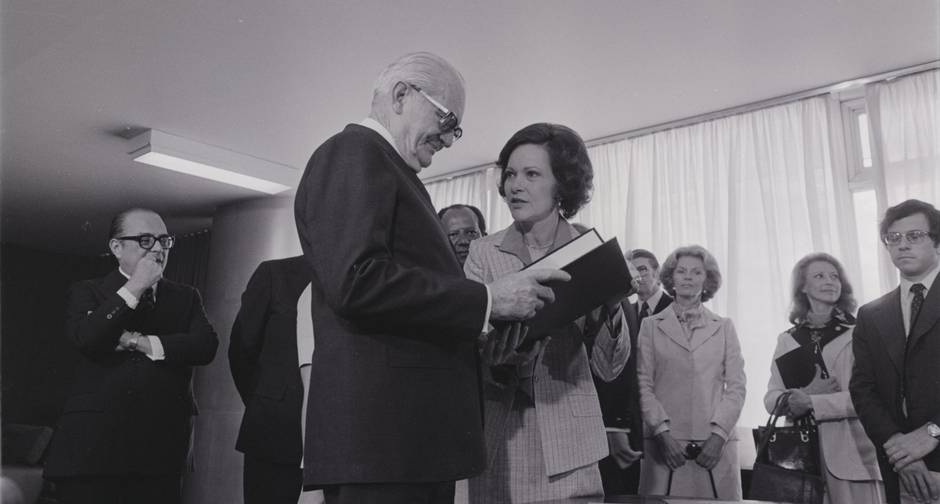 Rosalynn Carter. Primeira-dama conversa com o presidente Ernesto Geisel, em visita ao Brasil. Rosalynn ressaltou a importância das doenças mentais e de outros transtornos psíquicos, conseguindo a aprovação de leis para melhorar os centros dedicados a tratar este tipo de pacientes durante o governo de Jimmy Carter (1977-1981)