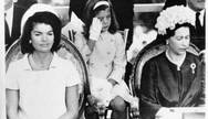 Jacqueline Kennedy. Jackie ainda hoje tem uma legião de seguidoras do seu estilo, como a ex-primeira-dama da França, Carla Bruni, e a atual dos EUA, Melania Trump, que recebeu comentários nesse sentido por seu traje na posse. Estava com John Kennedy (1961-1963) quando ele foi assassinado em Dallas (ao fundo, a filha Caroline)