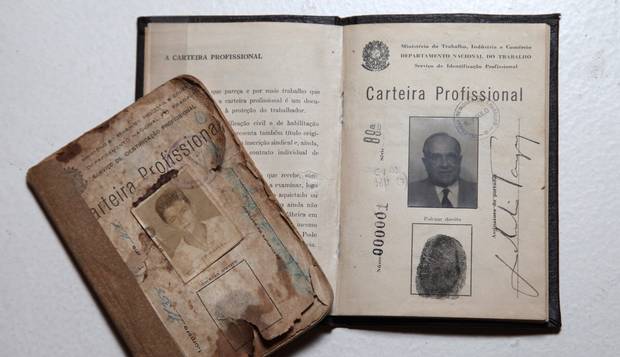 Documentos. Carteiras profissionais de Antônio de Souza, de 1959, e do presidente Vargas, de 1952, que está no Palácio do Catete