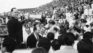 Presidente. Getúlio Vargas durante evento no estádio de São Januário, em comemoração ao Dia do Trabalho: garantias legais para o trabalhador