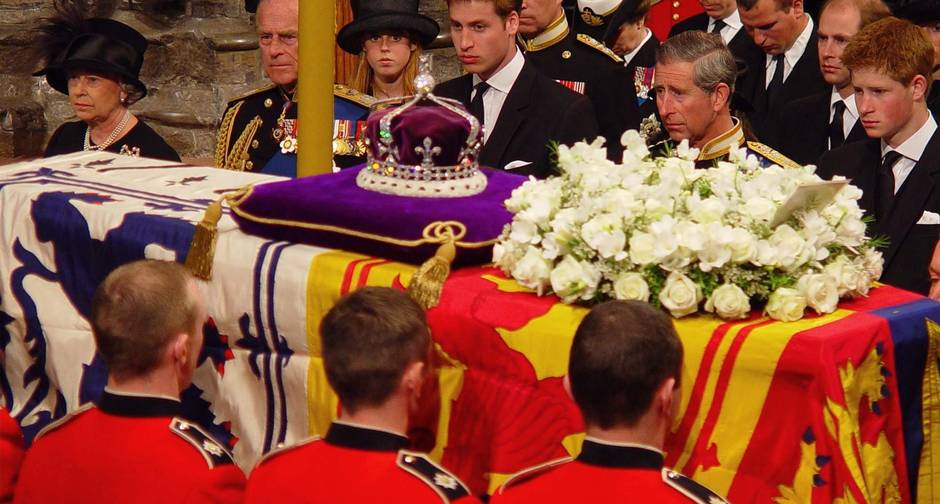 Funeral. Membros da família real britânica acompanham as homenagens à rainha-mãe na Abadia de Westminster: rainha Elizabeth II, príncipe-consort Philip, princesa Beatrice, príncipe William, príncipe Andrew, príncipe Charles, visconde Linley, Peter Phillips, príncipe Edward e príncipe Harry