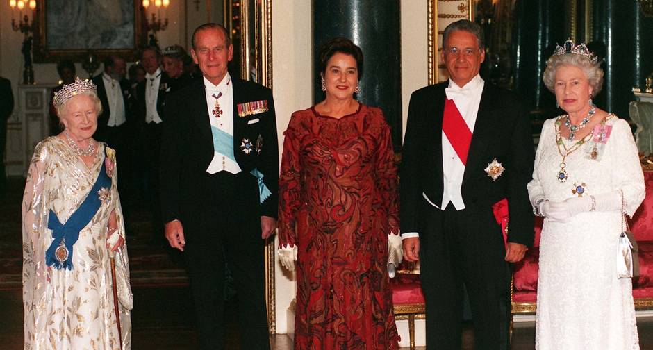 Visita oficial. A rainha-mãe, o duque de Edimburgo, Ruth Cardoso, Fernando Henrique Cardoso e a rainha Elizabeth II: banquete oferecido ao presidente do Brasil no Palácio de Buckingham