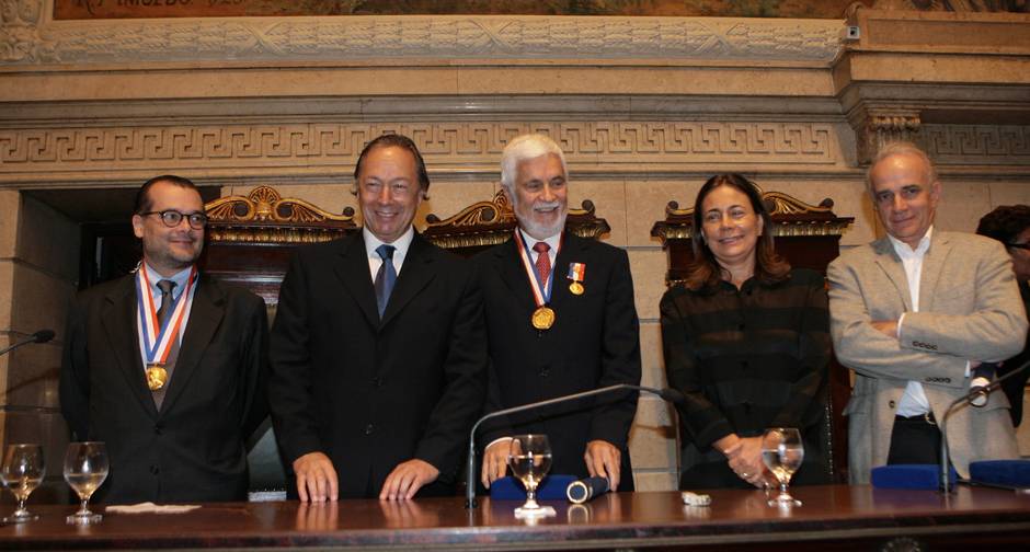 Homenagem. Gustavo Franco, Pedro Malan, Edmar Bacha, a vereadora Andrea Gouvêa Vieira e André Lara Resende na entrega da medalha Pedro Ernesto, na Câmara dos Vereadores do Rio, pelos 10 anos do Plano Real