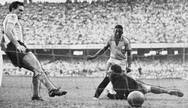 Número 1. No Maracanã, Pelé marca seu primeiro gol pela seleção na Copa Roca de 1957 contra a Argentina, batendo o goleiro Carrizzo