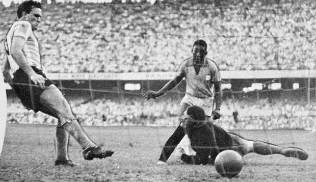 Número 1. No Maracanã, Pelé marca seu primeiro gol pela seleção na Copa Roca de 1957 contra a Argentina, batendo o goleiro Carrizzo