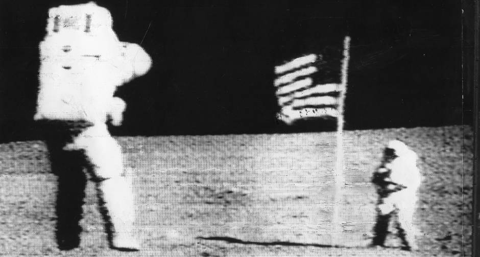 O astronauta John Young salta de alegria ao ver na lua a bandeira dos Estados Unidos hasteada por Charles Duke