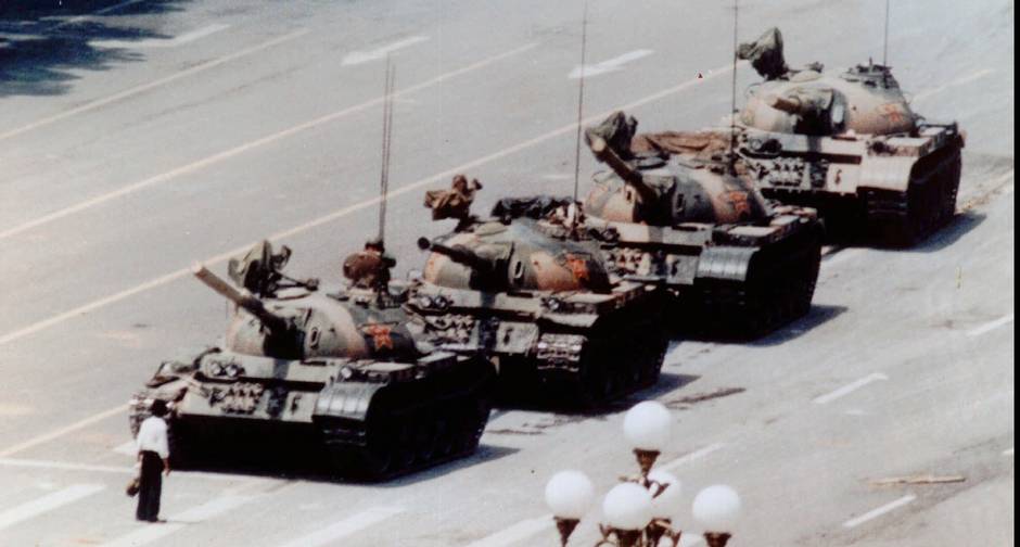 Coragem. O universitário Wang Weillin, de 19 anos, para em frente aos tanques na Praça da Paz Celestial, em Pequim