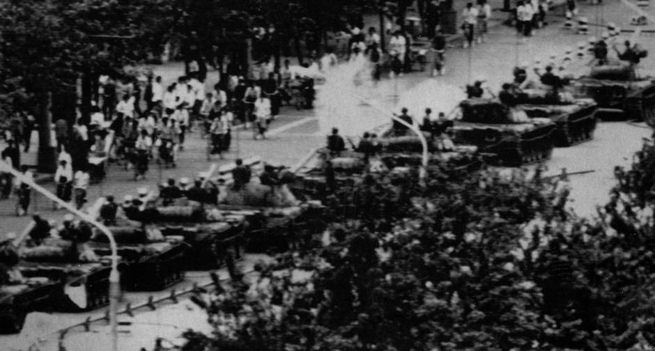 Tanques. O exército chinês desfila no centro de Pequim com o intuito de intimidar os que resistiam ao regime ditatorial