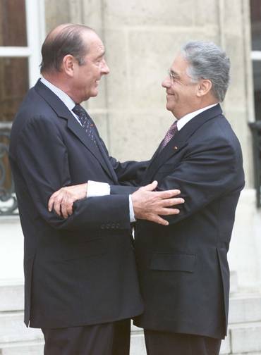 França-Brasil. Os presidentes Jacques Chirac e Fernando Henrique Cardoso se encontram em frente ao Palácio Eliseu, em Paris