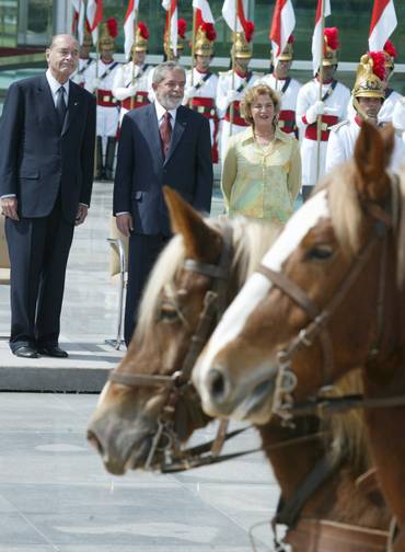 Honrarias. Em Brasília, o presidente Lula recebe o presidente francês, Jacques Chirac, em cerimônia no Palácio da Alvorada