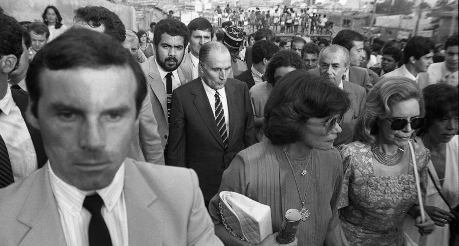 Na favela. O socialista François Mitterrand, presidente francês, acompanhado do governador do Rio, Leonel Brizola, visita o Morro do Pavãozinho, na Zona Sul carioca. Na foto, à frente estão as primeiras-damas Daniella Mitterrand (à esquerda) e Neuza Brizola