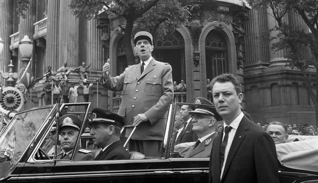 No Rio. De Gaulle, presidente da 5ª República de 1959 a 1969, desfila na Av. Rio Branco com o presidente Castelo Branco e Geisel, chefe do Gabinete Militar