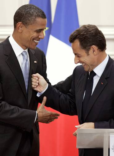 Aliados. O presidente americano Barack Obama e o presidente francês Nicolas Sarkozy brincam durante entrevista em Paris