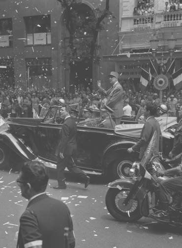 Papel picado dos cariocas. Na Avenida Rio Branco, no Centro, o presidente da França, Charles De Gaulle, desfila em carro aberto, em pé, ao lado do presidente do Brasil, Castelo Branco, e do seu chefe do Gabinete Militar, Ernesto Geisel