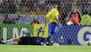 Sem reação. Ronaldo marca o primeiro gol contra a Alemanha, deixando o goleiro Kahn abatido no gramado