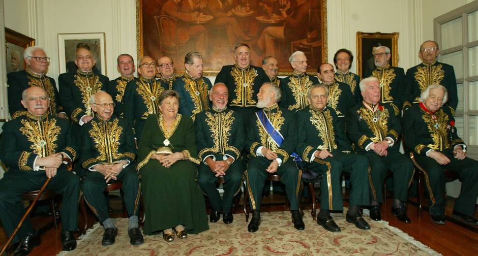 Imortais. Acadêmicos posam na posse de Paulo Coelho (ao centro, sentado) na Academia Brasileira de Letras (ABL)