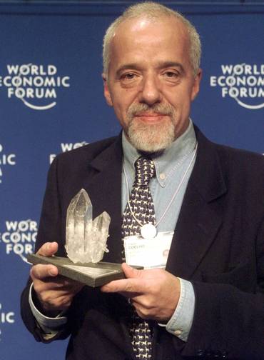 Premiação. Paulo Coelho recebe o troféu Crystal Award, por seu trabalho como escritor, no Fórum Mundial em Davos, na Suíça